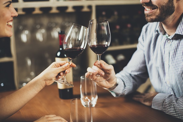 Couple on a date in Chicago drinking wine